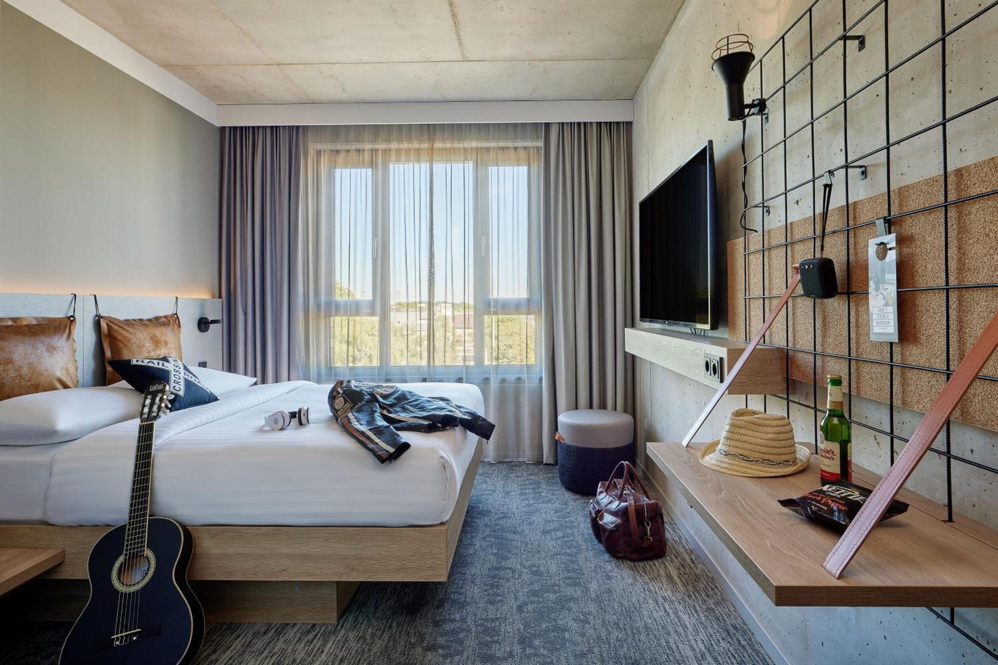 Отель Moxy Cologne Muelheim Экстерьер фото