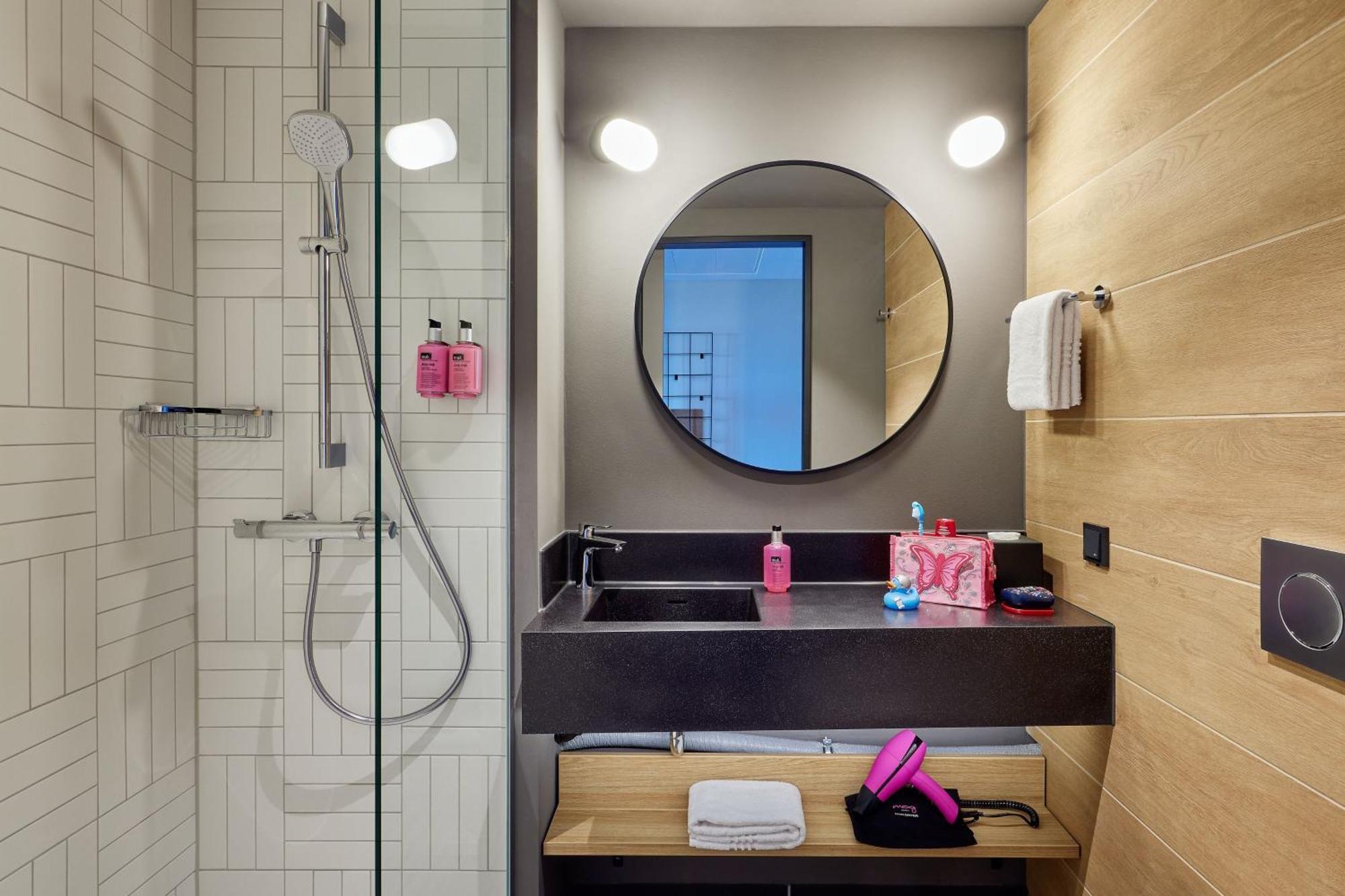 Отель Moxy Cologne Muelheim Экстерьер фото